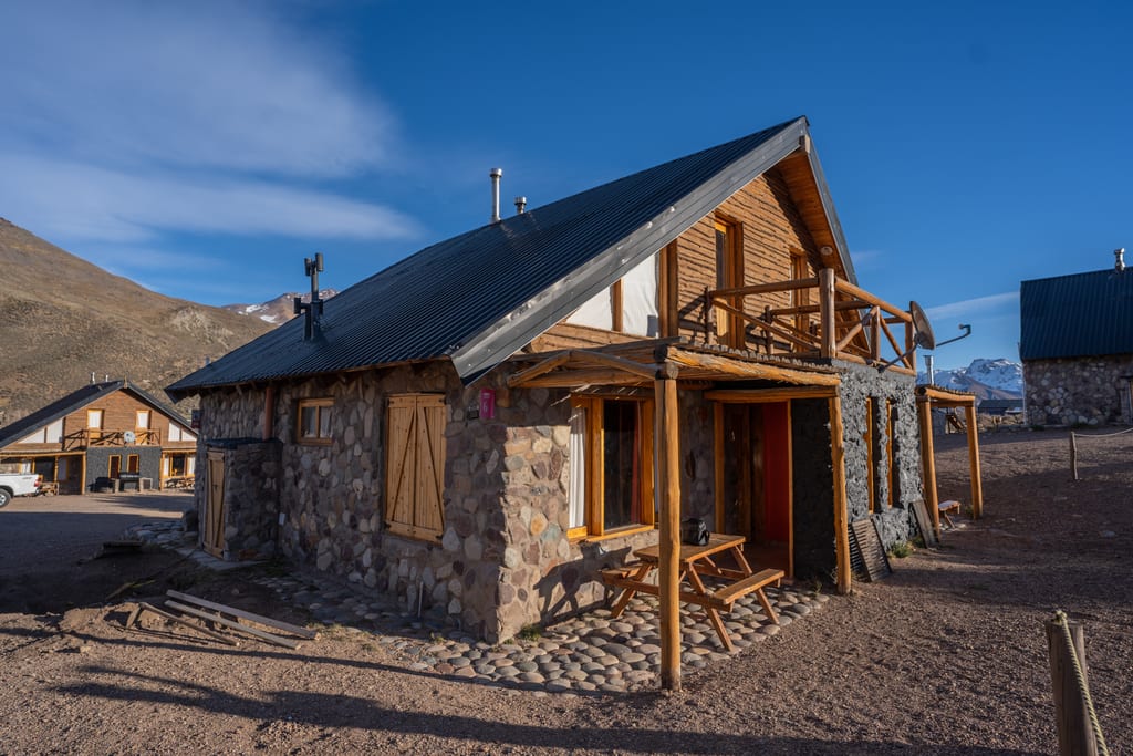 Cabaña en piedra y madera al amanecer.