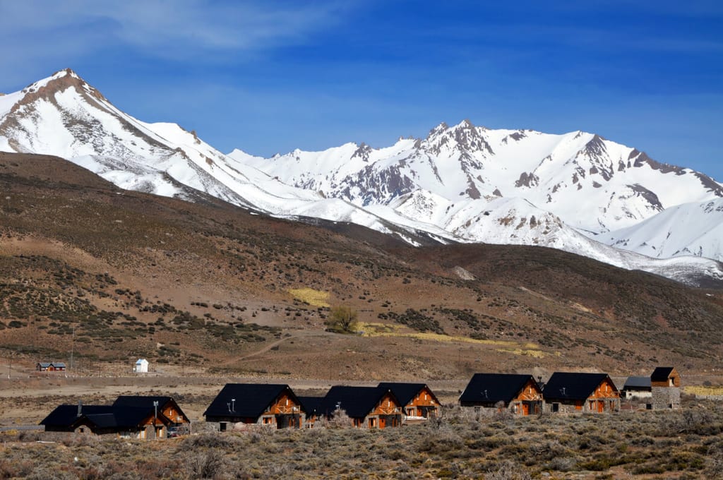 Vista al valle y cabañas del complejo.