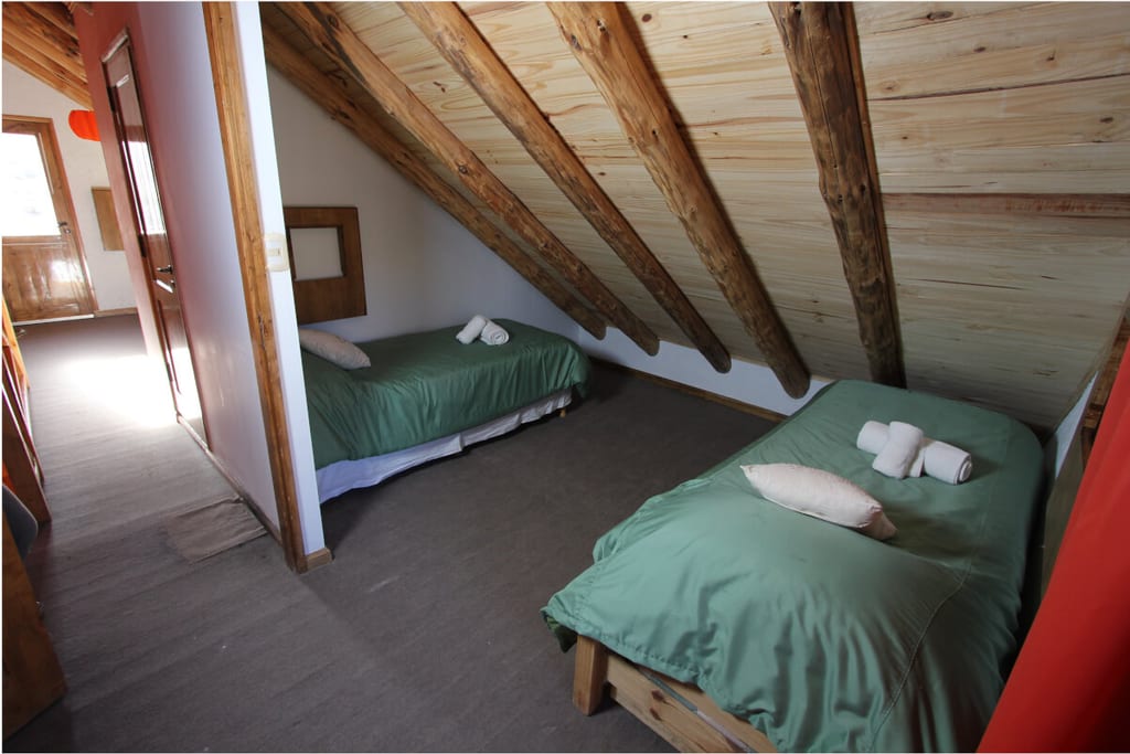 Dormitorio con camas individuales.