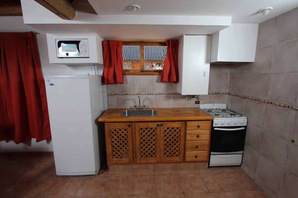 Cocina completa de la cabaña.