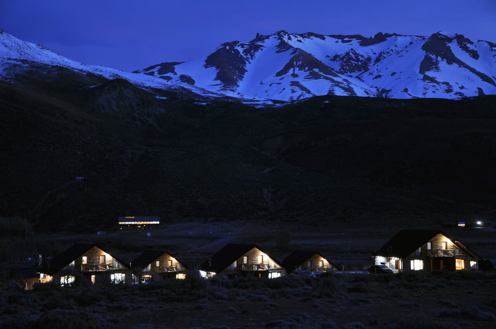 Vista nocturna del complejo con la cordillera nevada del Valle de Los Molles.