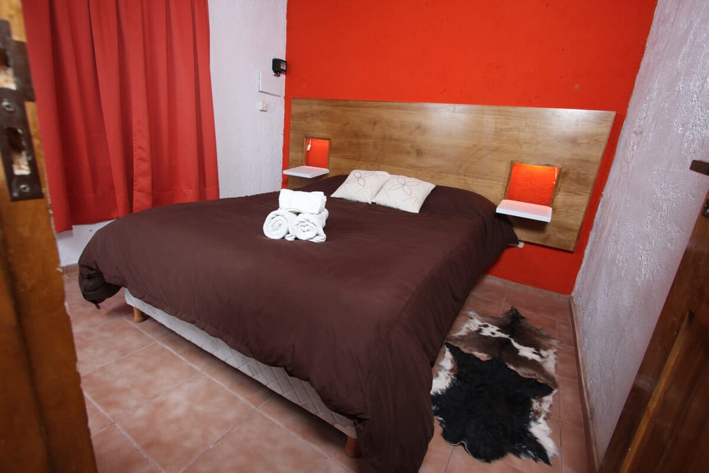 Detalle del interior cálido de una cabaña dúplex.